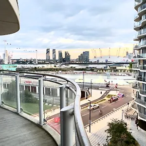 Apartment Excel Cosy With Balcony & River View Close To O2 Arena, Cable Car, Hall